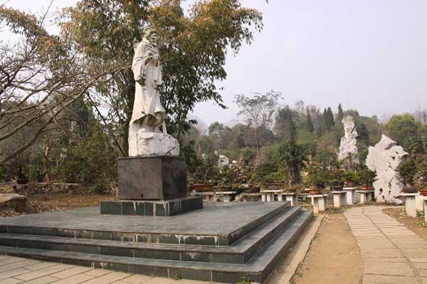 黄果树徐霞客塑像