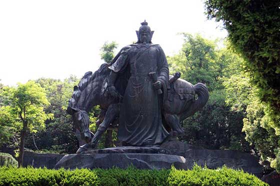 黄鹤楼岳飞铜像