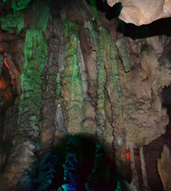 聚龙潭景区奇峰倒影