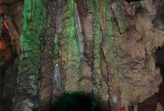 聚龙潭景区奇峰倒影