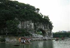 桂林象山景区放生池