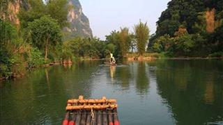 漓江冠岩景区竹筏漂流