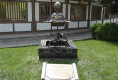 大唐芙蓉园蕾钮摩羯纹三足架银盐台