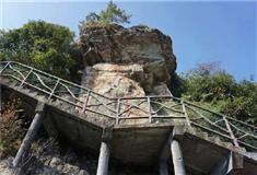 崖下库：抬轿岩