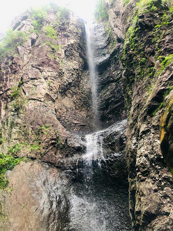 崖下库下含羞瀑