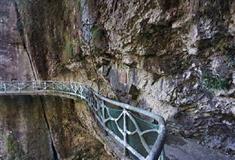 崖下库：鞠躬石