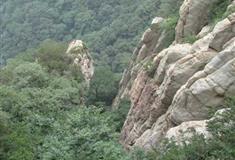 三皇寨：陡立岩层