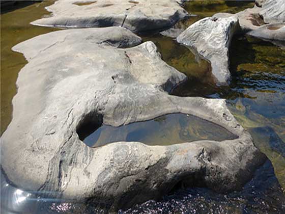 燕子河大峡谷奇石滩