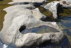 燕子河大峡谷奇石滩