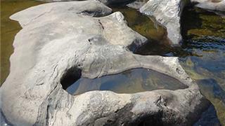 燕子河大峡谷奇石滩