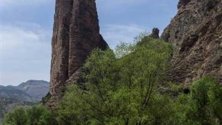 炳灵寺石窟：姊妹峰