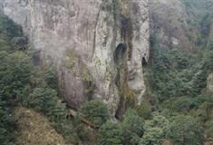 崖下库：双扇石门