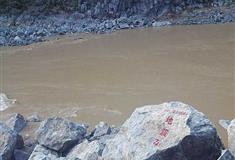 明月峡景区：地震石