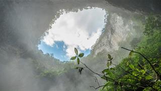 乐业大石围白洞天坑有什么好看的