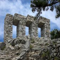 白马尖主峰标志碑