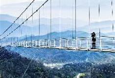 天府花溪谷：玻璃吊桥入口