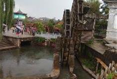 丽江古城：大水车和江泽民题词壁