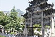 绩溪龙川风景区：奕世尚书坊