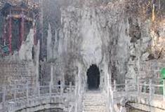 伏羲山神仙洞：神仙洞洞口及龙脊岭入口